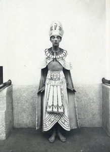 99876 Portret van Ichnaton, voorgesteld door A.H. Schmidt, hoofdpersoon in het lustrumspel en de maskeradeoptocht ter ...